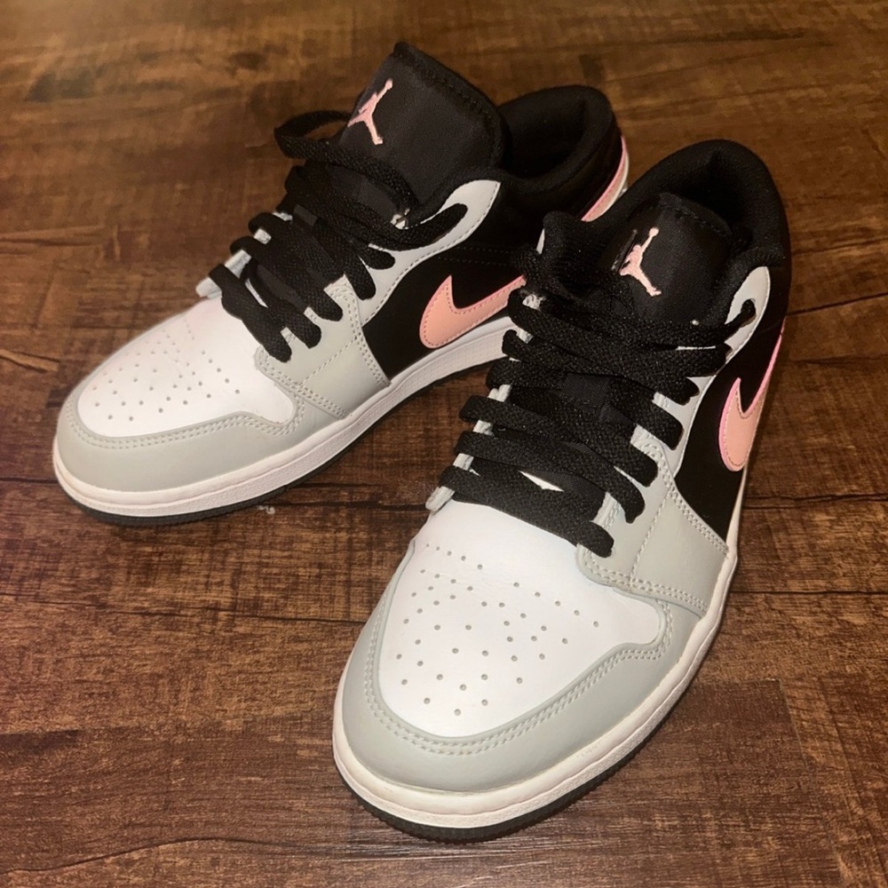 Air Jordan low 1s shoes